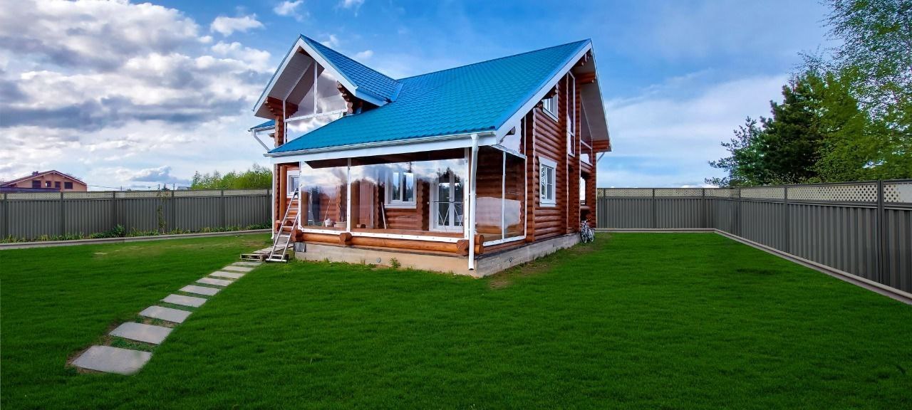 Мягкие окна на веранде загородного дома в Пересвете